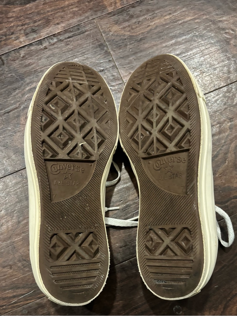 Converse Kids Low-Top Sneakers with Red Heart Motif - Picture 2 of 5